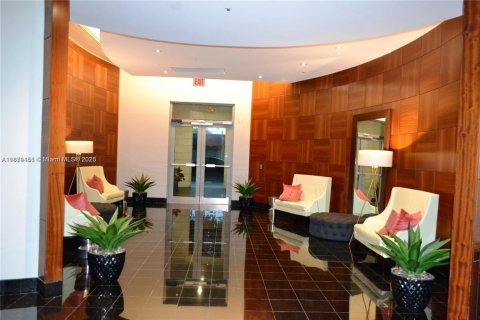 Condo in Miami, Florida, 1 bedroom  № 1931770 - photo 1
