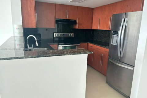 Condo in Miami, Florida, 1 bedroom  № 1931770 - photo 6