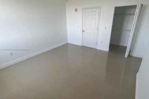 Condo in Miami, Florida, 1 bedroom  № 1931770 - photo 12
