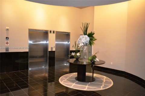 Condo in Miami, Florida, 1 bedroom  № 1931770 - photo 3