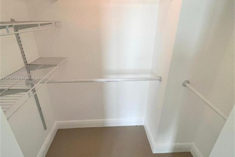 Condo in Miami, Florida, 1 bedroom  № 1931770 - photo 13