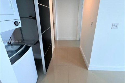 Condo in Miami, Florida, 1 bedroom  № 1931770 - photo 9