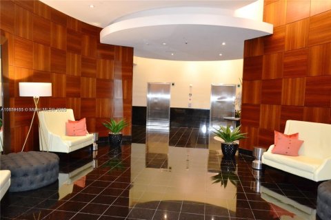 Condo in Miami, Florida, 1 bedroom  № 1931770 - photo 2