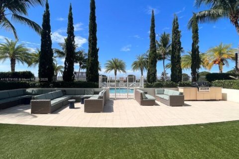 Condo in Miami, Florida, 1 bedroom  № 1931770 - photo 17