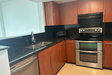 Condo in Miami, Florida, 1 bedroom  № 1931770 - photo 7