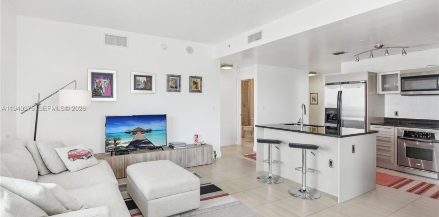 Кондоминиум с 2 спальнями в Майами, Флорида № 1998203