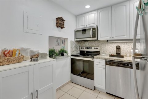 Condo in Sunrise, Florida, 1 bedroom  № 1923178 - photo 6