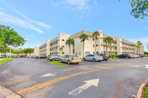 Condo in Sunrise, Florida, 1 bedroom  № 1923178 - photo 1
