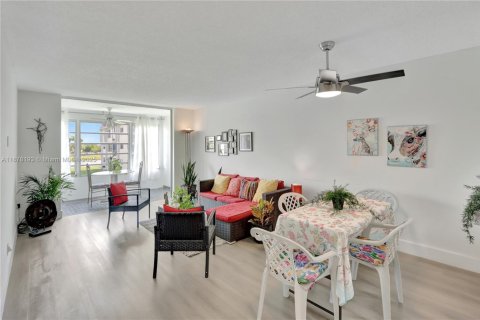 Condo in Sunrise, Florida, 1 bedroom  № 1923178 - photo 2