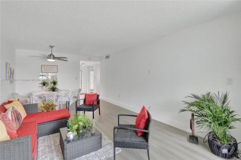 Condo in Sunrise, Florida, 1 bedroom  № 1923178 - photo 3