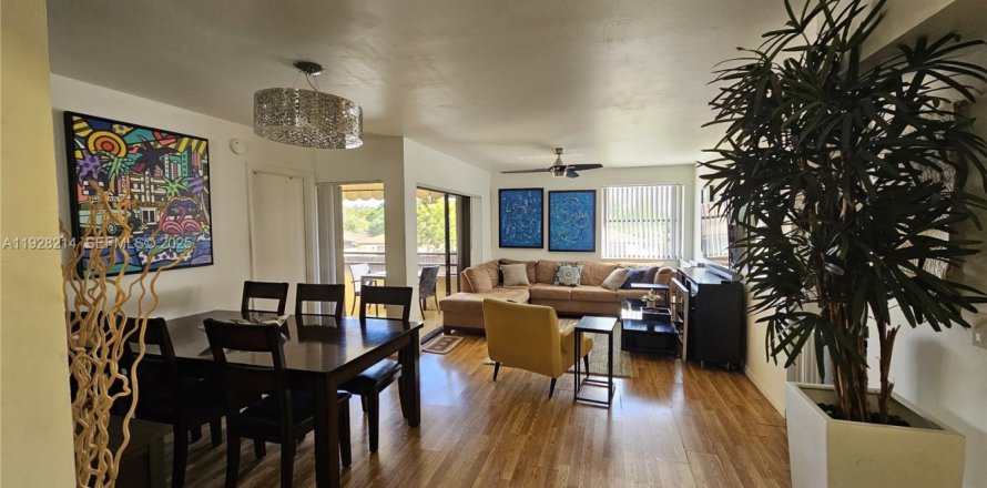 Кондоминиум с 2 спальнями в Майами, Флорида № 1986817