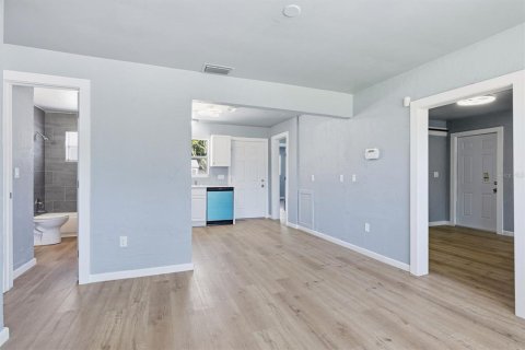 Villa ou maison à louer à Saint Petersburg, Floride: 3 chambres, 111.67 m2 № 2425739 - photo 2