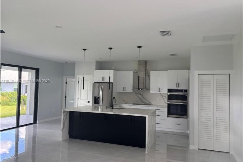 Casa en venta en Cape Coral, Florida, 3 dormitorios № 1979445 - foto 4