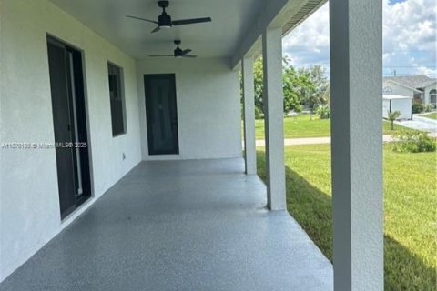 Casa en venta en Cape Coral, Florida, 3 dormitorios № 1979445 - foto 2