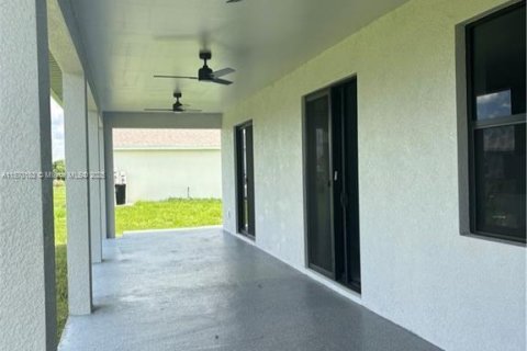 Casa en venta en Cape Coral, Florida, 3 dormitorios № 1979445 - foto 1