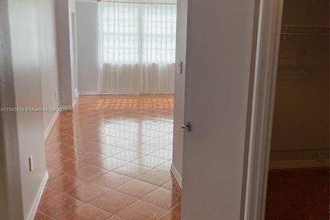 Condo in Aventura, Florida, 1 bedroom № 2035253 - photo 12