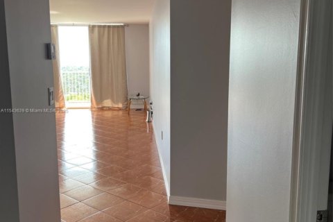Condo in Aventura, Florida, 1 bedroom № 2035253 - photo 4