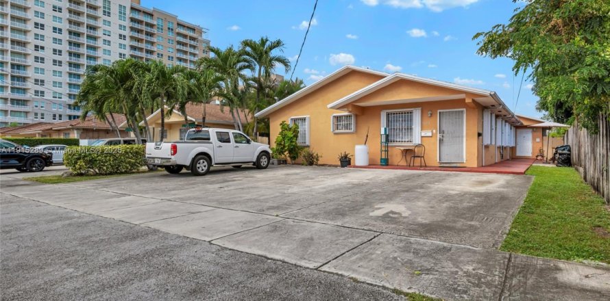 Коммерческая недвижимость в Майами, Флорида 252.69м2 № 1971551