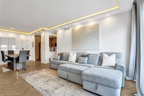 Condo in Hallandale Beach, Florida, 2 bedrooms  № 1959191 - photo 4