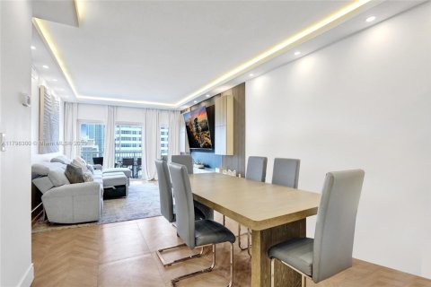 Condo in Hallandale Beach, Florida, 2 bedrooms  № 1959191 - photo 7