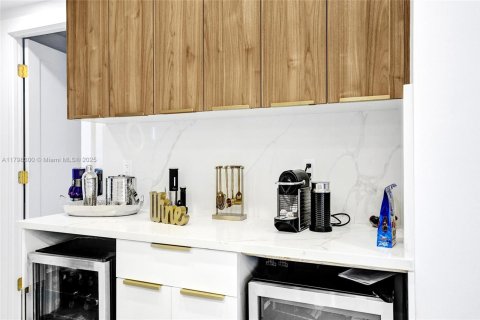 Condo in Hallandale Beach, Florida, 2 bedrooms  № 1959191 - photo 16