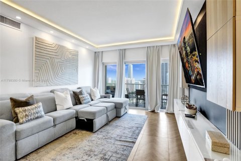 Condo in Hallandale Beach, Florida, 2 bedrooms  № 1959191 - photo 2