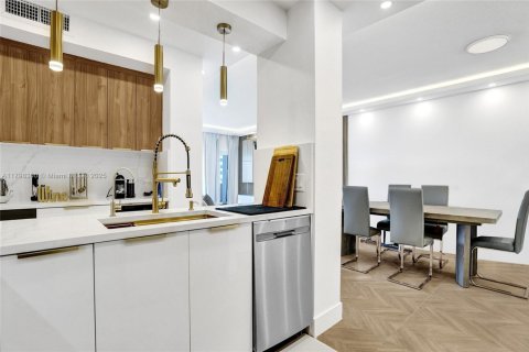 Condo in Hallandale Beach, Florida, 2 bedrooms  № 1959191 - photo 12