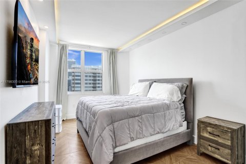 Condo in Hallandale Beach, Florida, 2 bedrooms  № 1959191 - photo 19