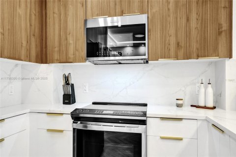 Condo in Hallandale Beach, Florida, 2 bedrooms  № 1959191 - photo 13