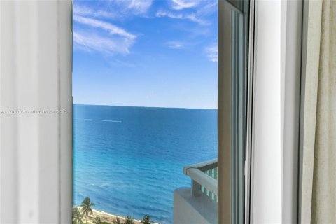 Condo in Hallandale Beach, Florida, 2 bedrooms  № 1959191 - photo 23