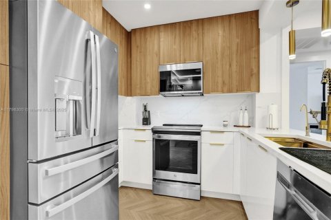 Condo in Hallandale Beach, Florida, 2 bedrooms  № 1959191 - photo 11