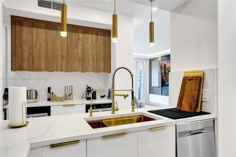 Condo in Hallandale Beach, Florida, 2 bedrooms  № 1959191 - photo 15