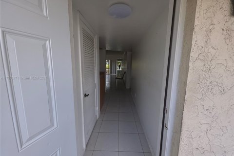 Condo in Pembroke Pines, Florida, 2 bedrooms  № 1731946 - photo 3