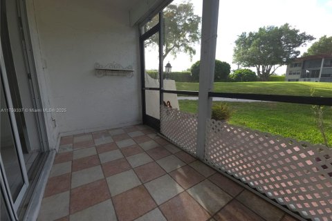 Condo in Pembroke Pines, Florida, 2 bedrooms  № 1731946 - photo 12