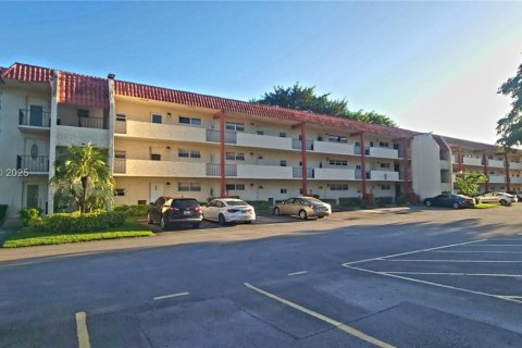 Condo in Pembroke Pines, Florida, 2 bedrooms  № 1731946 - photo 1