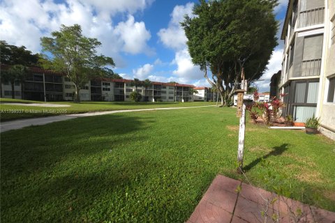 Condo in Pembroke Pines, Florida, 2 bedrooms  № 1731946 - photo 15