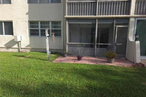 Condo in Pembroke Pines, Florida, 2 bedrooms  № 1731946 - photo 13