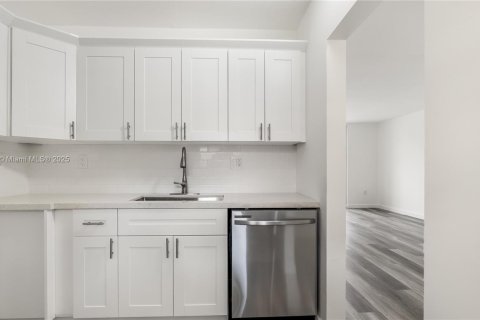 Condo in North Lauderdale, Florida, 1 bedroom  № 1713346 - photo 10