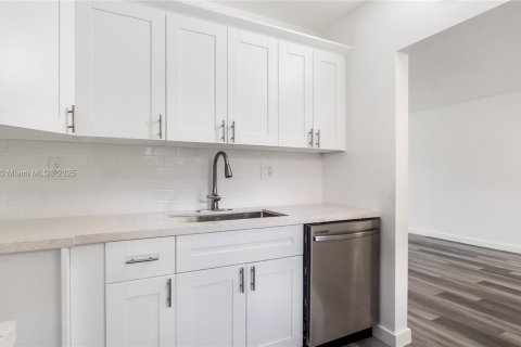 Condo in North Lauderdale, Florida, 1 bedroom  № 1713346 - photo 11