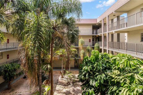 Condo in North Lauderdale, Florida, 1 bedroom  № 1713346 - photo 1