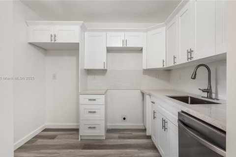 Condo in North Lauderdale, Florida, 1 bedroom  № 1713346 - photo 9