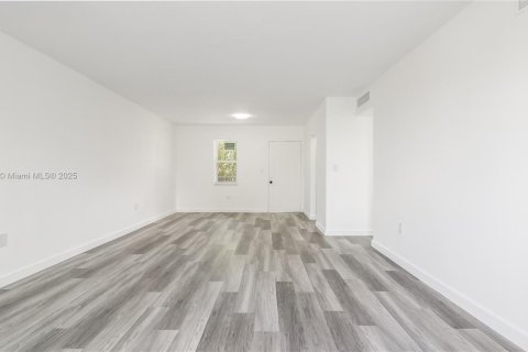 Condo in North Lauderdale, Florida, 1 bedroom  № 1713346 - photo 5