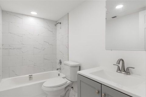 Condo in North Lauderdale, Florida, 1 bedroom  № 1713346 - photo 12