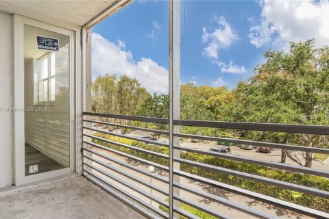 Condo in North Lauderdale, Florida, 1 bedroom  № 1713346 - photo 7
