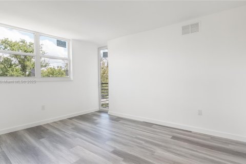 Condo in North Lauderdale, Florida, 1 bedroom  № 1713346 - photo 13