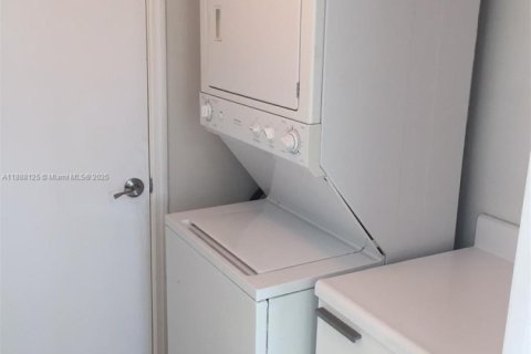 Copropriété à louer à North Miami, Floride: 2 chambres, 163.79 m2 № 1942076 - photo 24