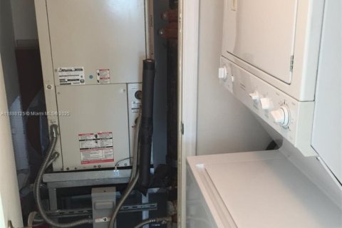 Copropriété à louer à North Miami, Floride: 2 chambres, 163.79 m2 № 1942076 - photo 25