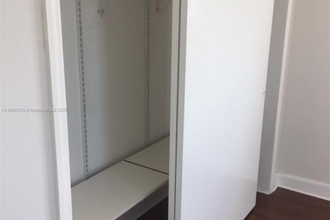 Copropriété à louer à North Miami, Floride: 2 chambres, 163.79 m2 № 1942076 - photo 17