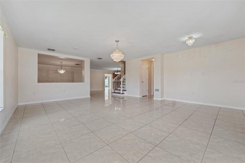 House in Kissimmee, Florida 5 bedrooms, 335.28 sq.m. № 2211180 - photo 13