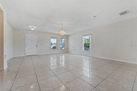 House in Kissimmee, Florida 5 bedrooms, 335.28 sq.m. № 2211180 - photo 15